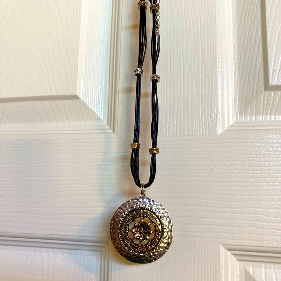 Lovely pendant necklace with hammered metal look. Mixed silver bronze. - Picture 2 of 8